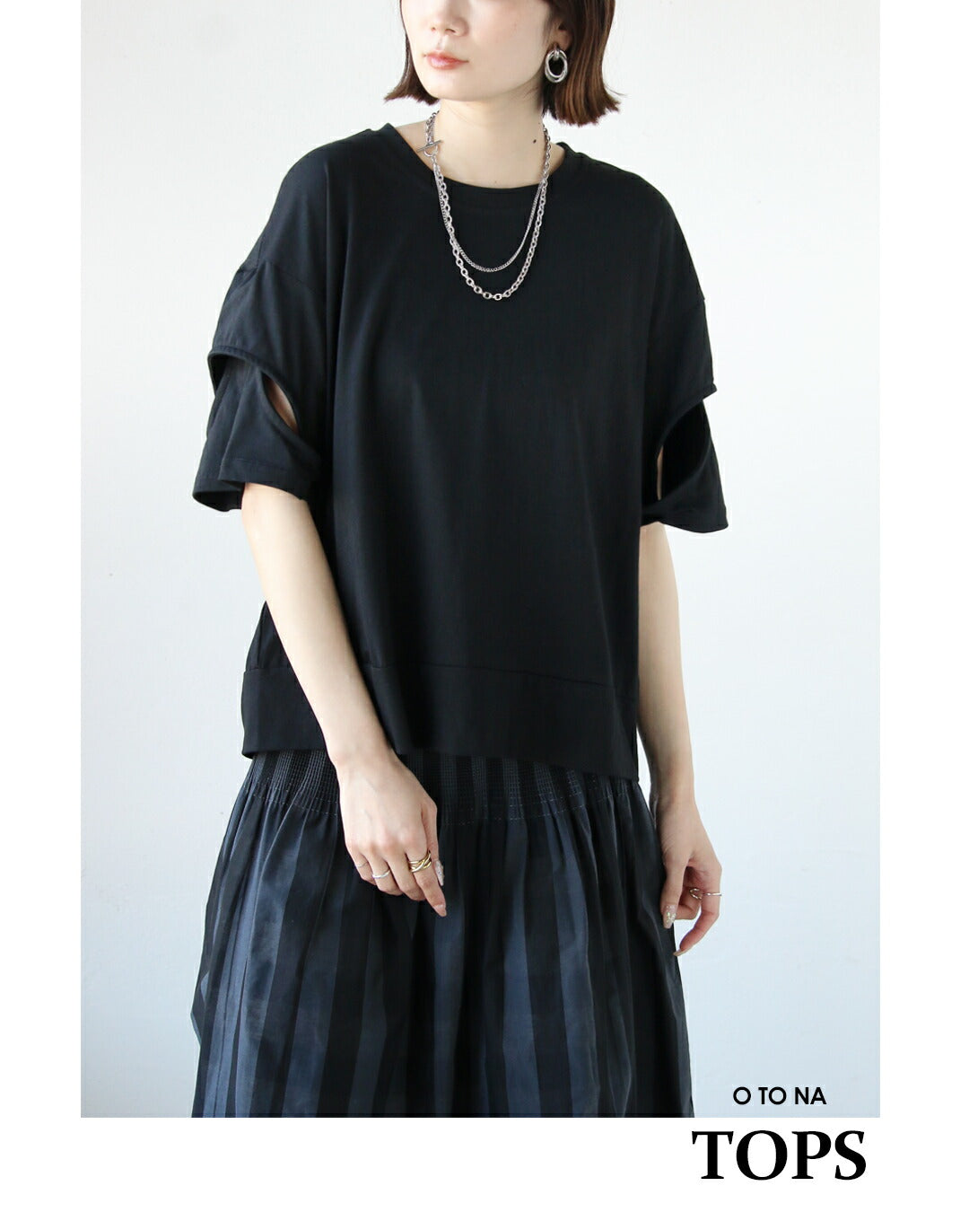 オトナ OTONA ただのTシャツにならないちょうどいい肌見せで抜け感つくる。 （ブラック） ブラック