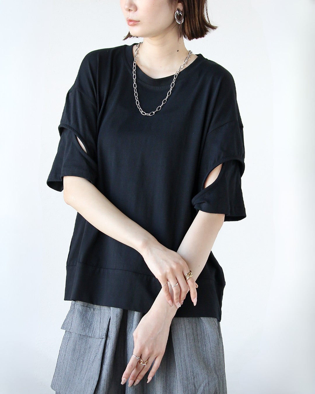 オトナ OTONA ただのTシャツにならないちょうどいい肌見せで抜け感つくる。 （ブラック） ブラック