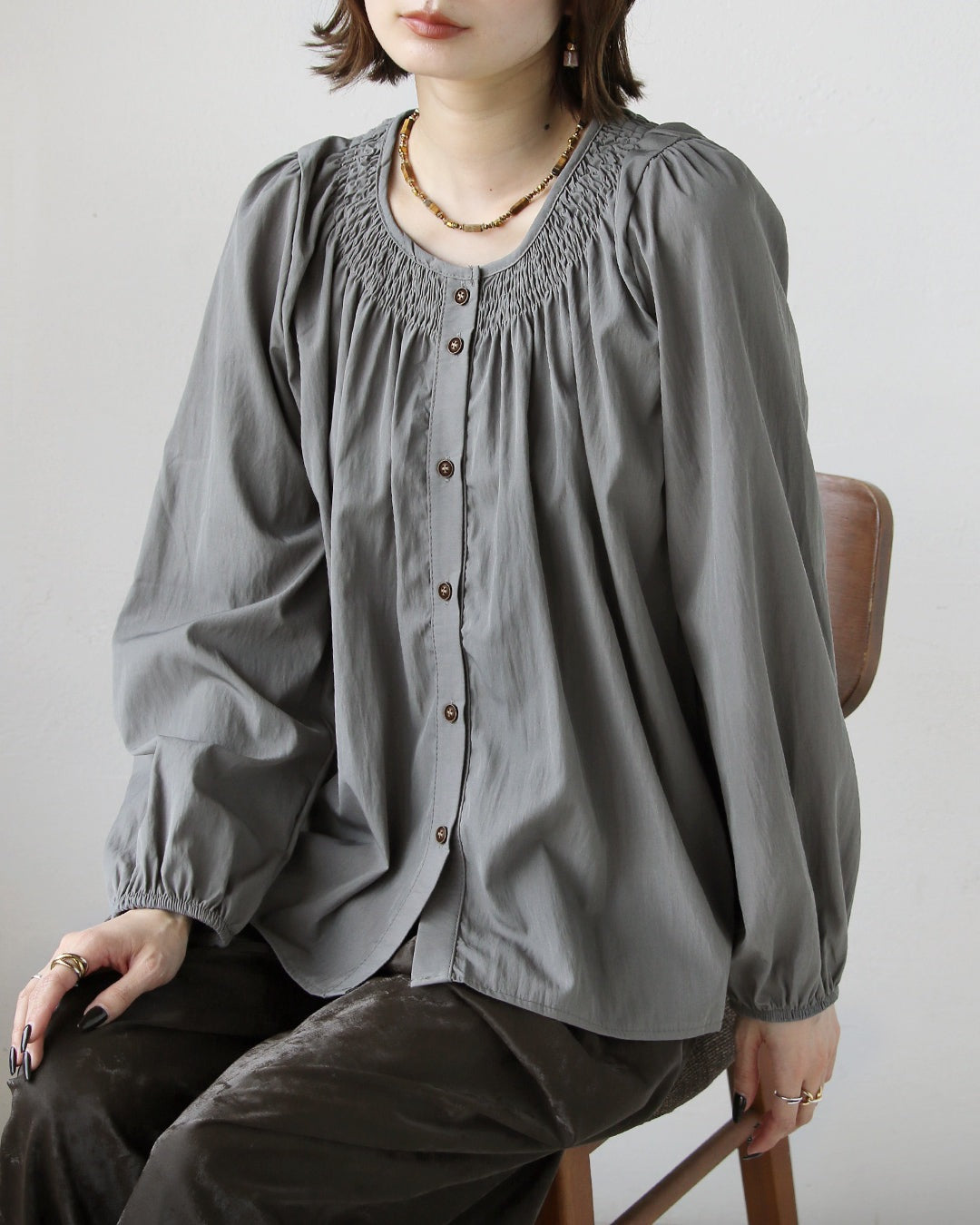 オトナ OTONA 大人に似合う甘さをひとさじ ネックギャザーブラウス （グレー） グレー