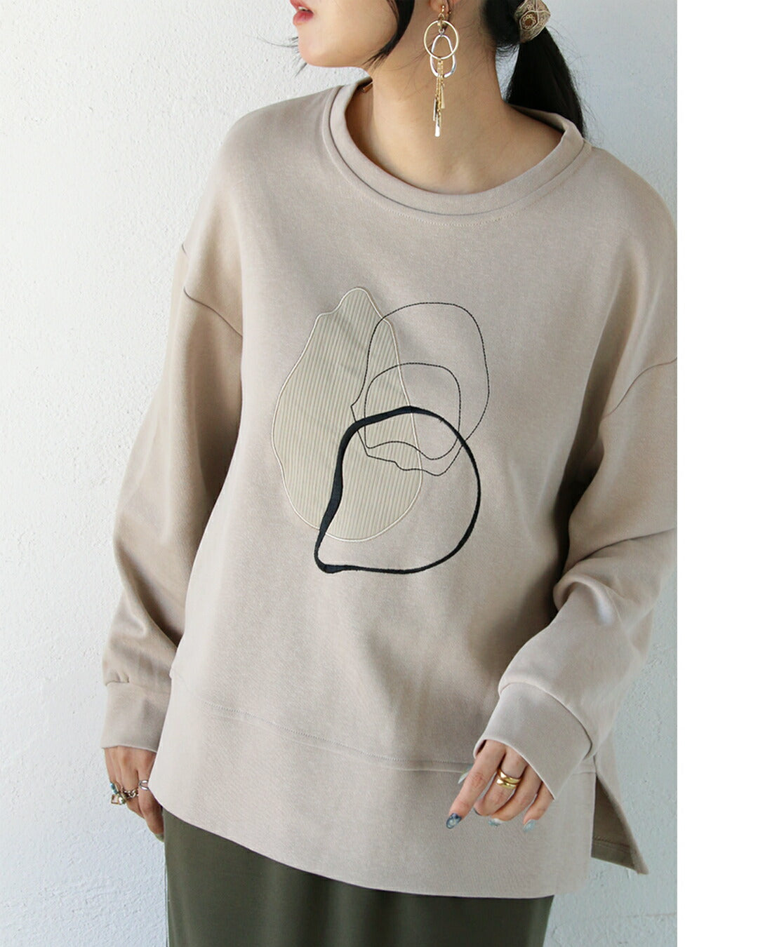 オトナ OTONA 遊び心と抜け感をプラスするゆるっとアート刺繍トップス （ベージュ） ベージュ