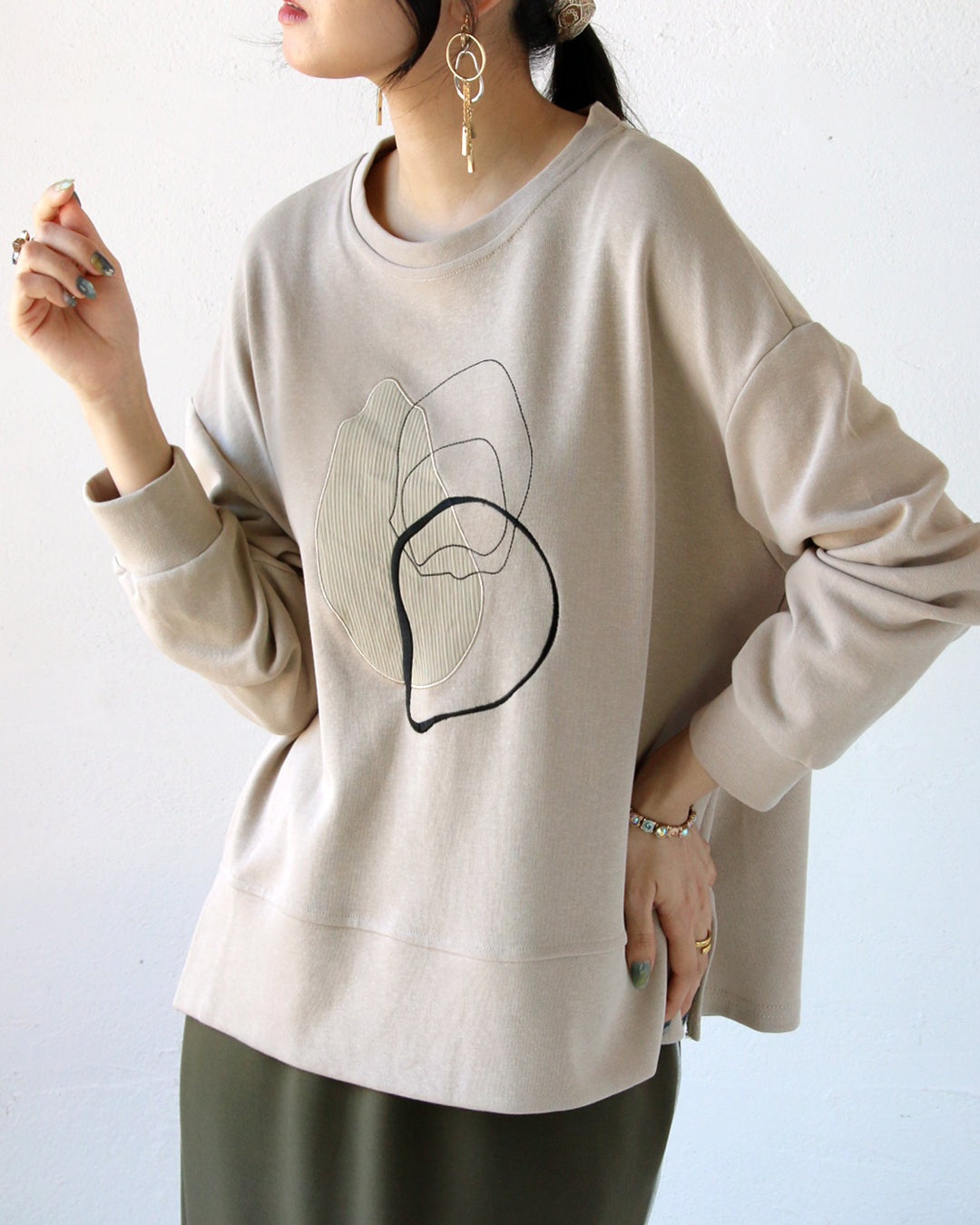 オトナ OTONA 遊び心と抜け感をプラスするゆるっとアート刺繍トップス （ベージュ） ベージュ