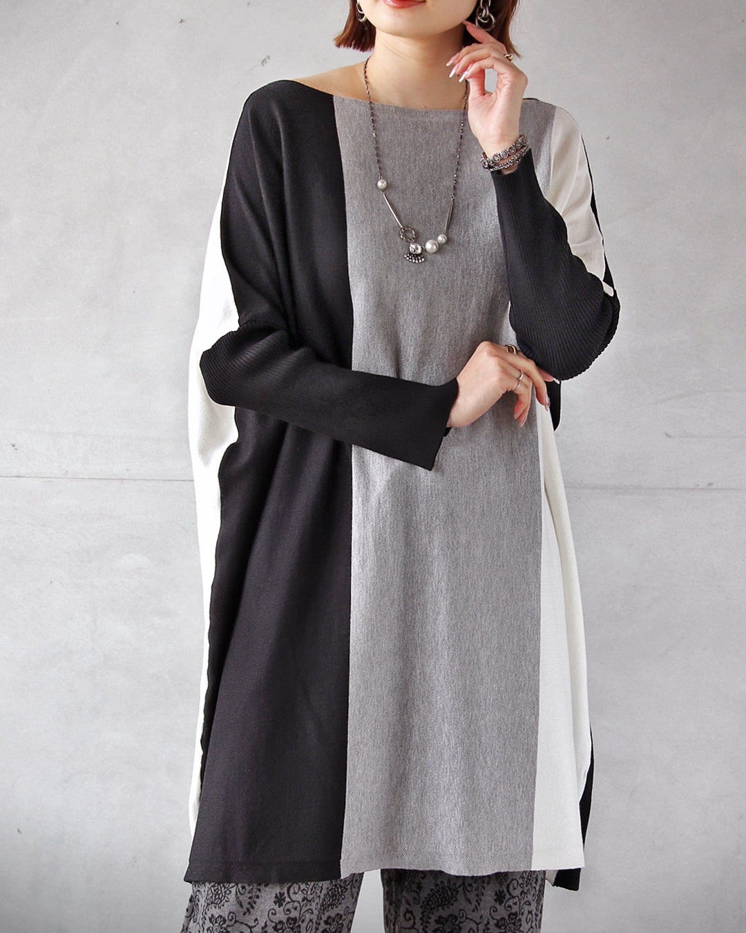 オトナ OTONA 配色ラインで細魅え、大人モードなチュニックニット （グレー） グレー