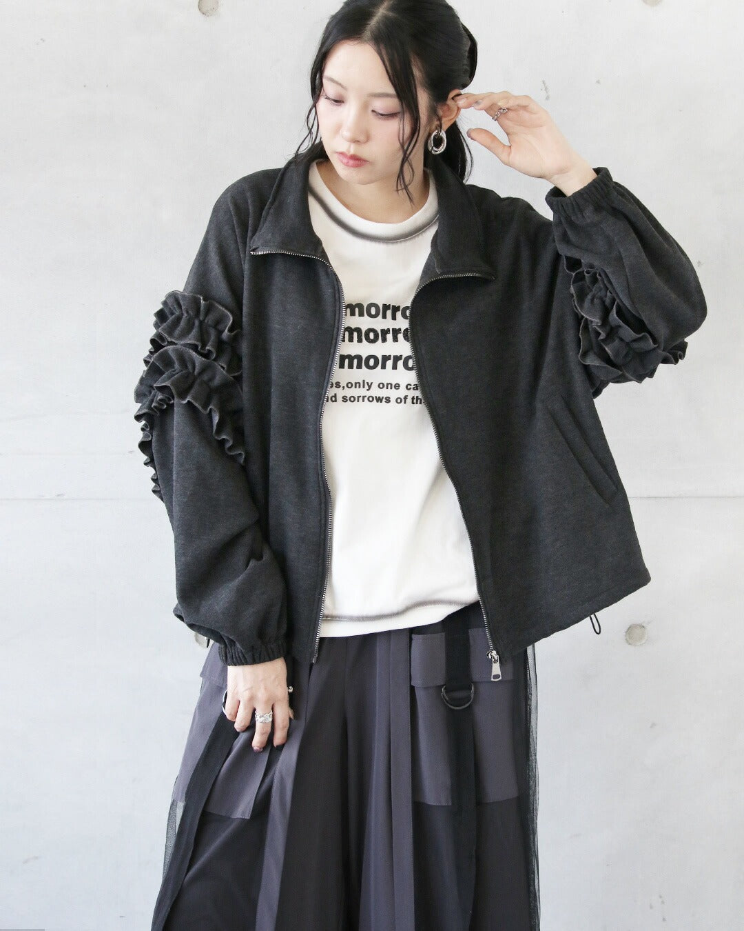 オトナ OTONA モードに大人可愛い軽やかフリル袖アウター （チャコールグレー） チャコールグレー