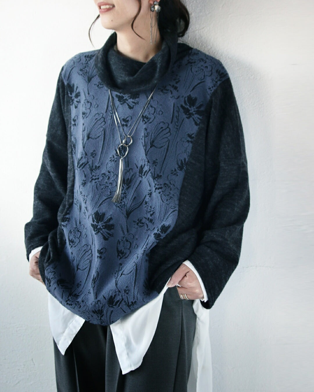 オトナ OTONA 「モード可愛い」と「細見え」が叶う 花柄モード切替トップス （ブルー） ブルー