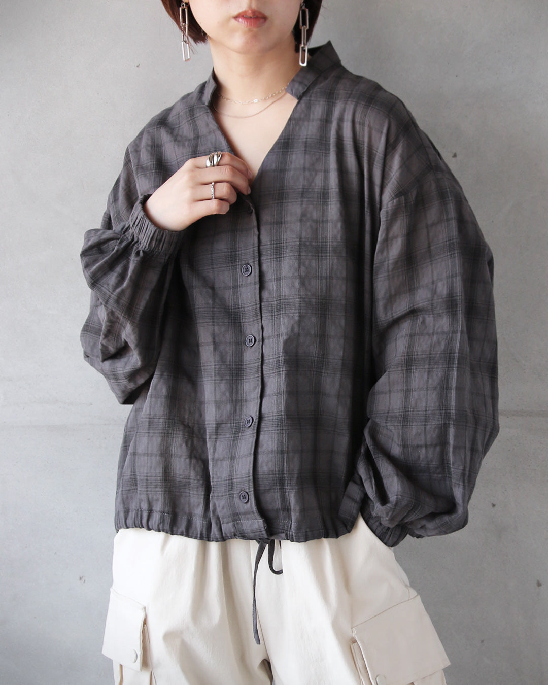 オトナ OTONA 抜け感をまとう、グレーチェックの一枚 （グレー） グレー