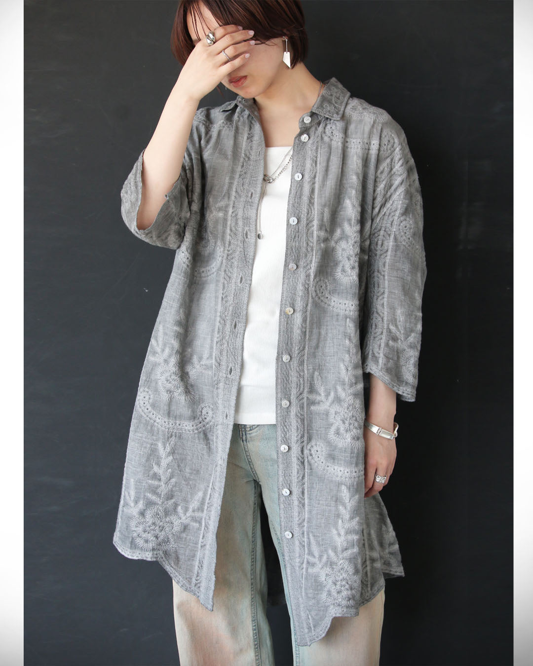 オトナ OTONA 甘さを抑えた上品さ、刺繍で魅せるグレーシャツ （グレー） グレー
