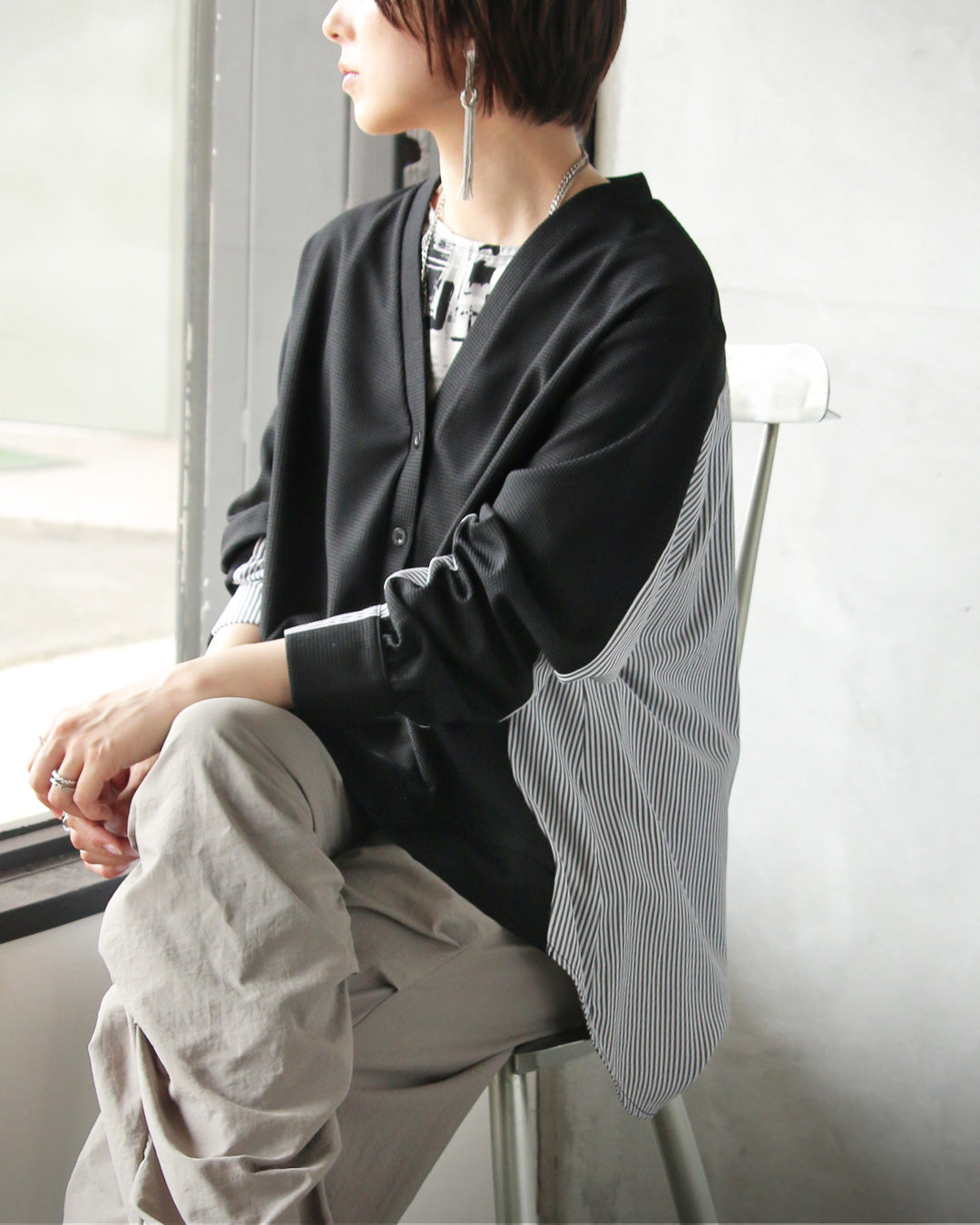 オトナ OTONA 後ろ姿にも、さりげない品格を。異素材切替カーディガン （ブラック） ブラック