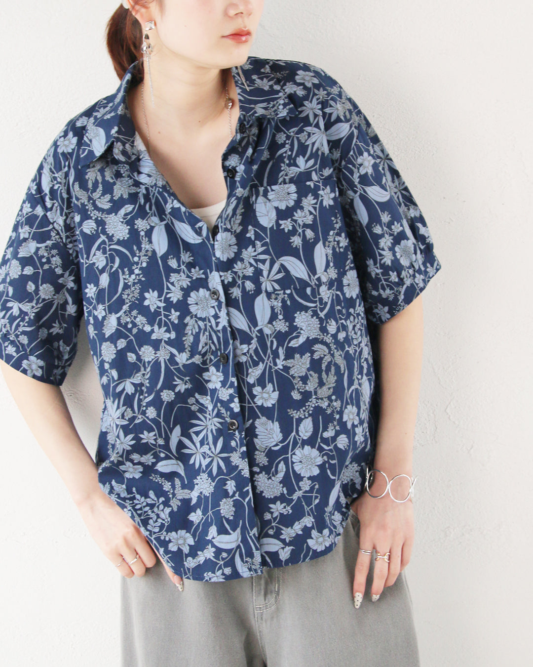 オトナ OTONA 知性を纏う、洗練された花柄。 大人コットンシャツ （ネイビー） ネイビー