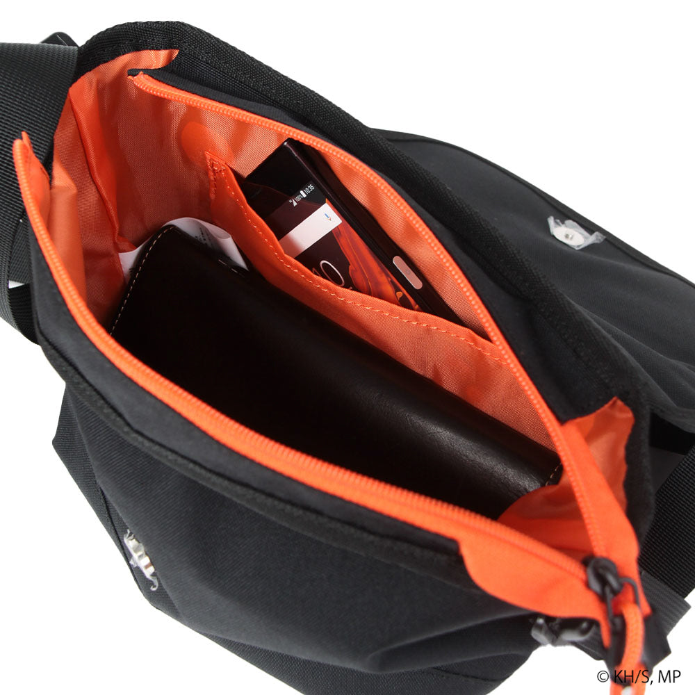 アウトドアプロダクツ OUTDOOR PRODUCTS 【僕のヒーローアカデミア×OUTDOOR PRODUCTS】缶バッチ付きフラップショルダー （グレー（死柄木弔）） グレー（死柄木弔）