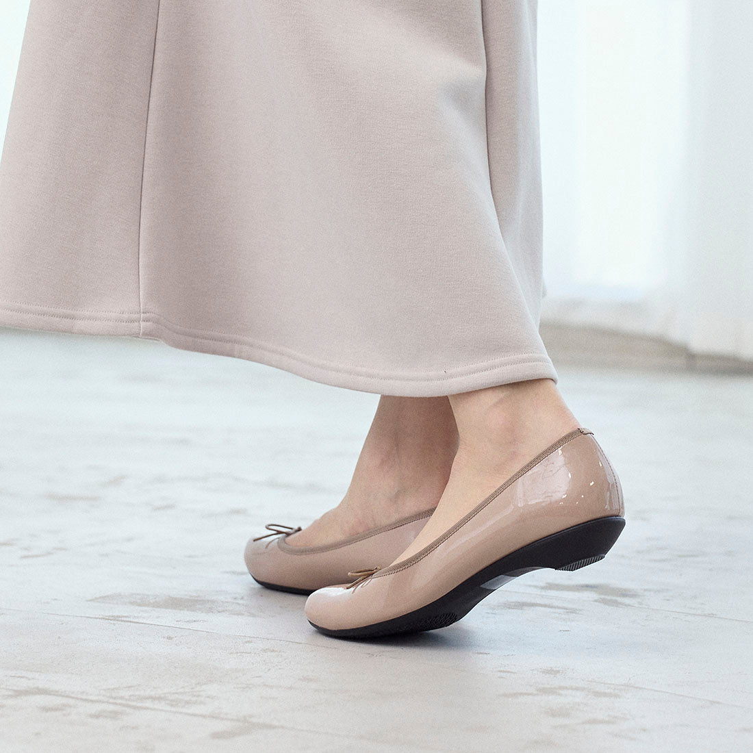 ピッティ Pitti 【WEB限定】ラウンドトゥレインバレエシューズ （ベージュエナメル） ベージュエナメル