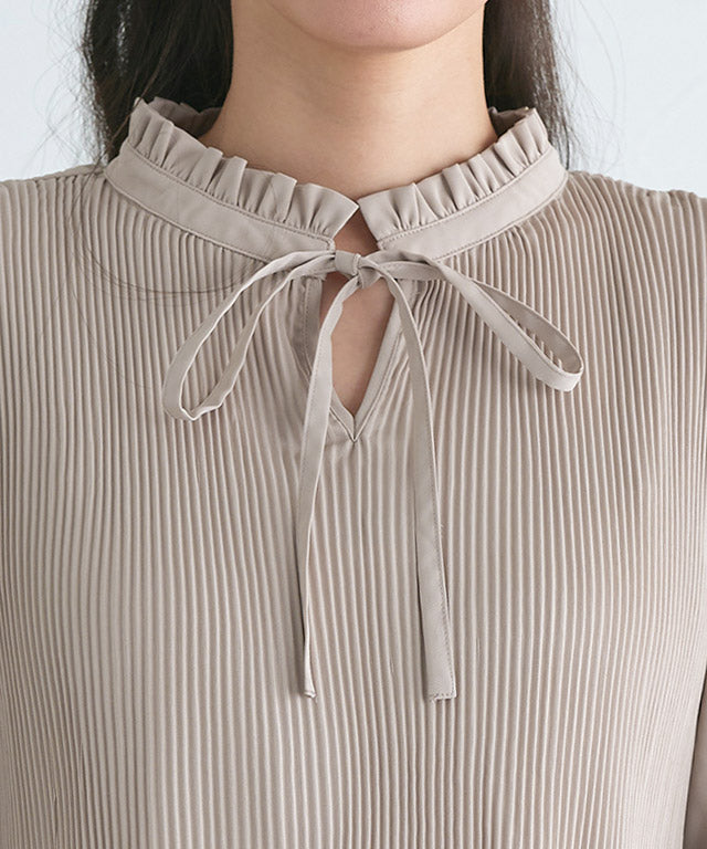 ピエロ Pierrot 消しプリーツフリルネックブラウス （グレージュ） グレージュ