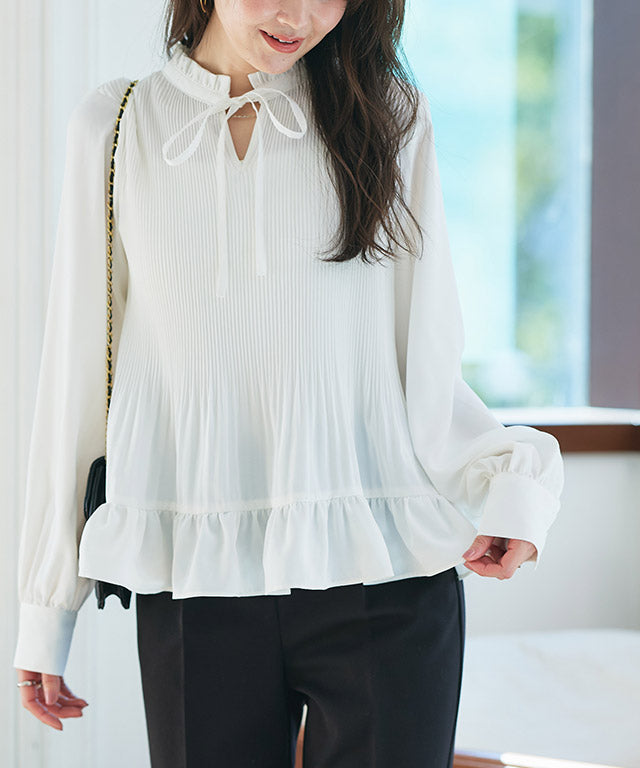 ピエロ Pierrot 消しプリーツフリルネックブラウス （グレージュ） グレージュ