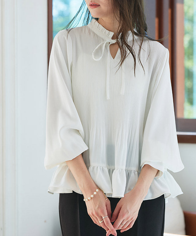 ピエロ Pierrot 消しプリーツフリルネックブラウス （グレージュ） グレージュ