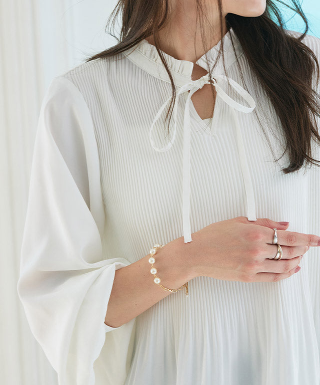 ピエロ Pierrot 消しプリーツフリルネックブラウス （グレージュ） グレージュ