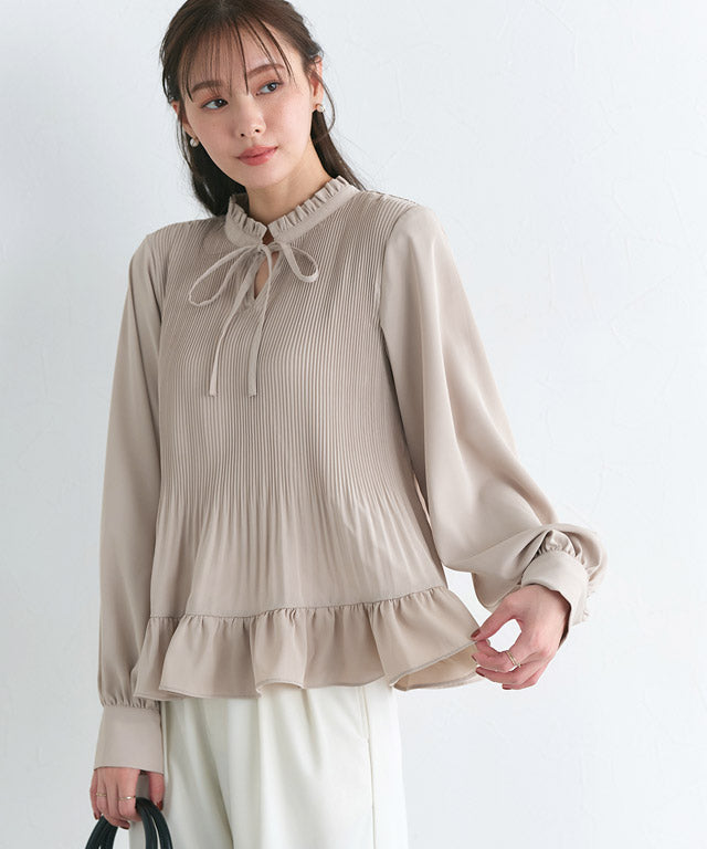 ピエロ Pierrot 消しプリーツフリルネックブラウス （グレージュ） グレージュ