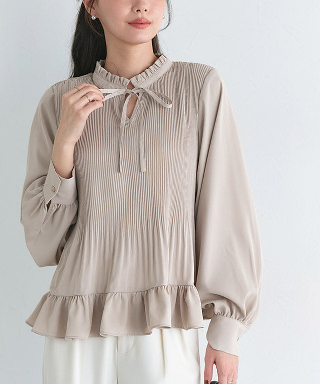 ピエロ Pierrot 消しプリーツフリルネックブラウス （グレージュ） グレージュ