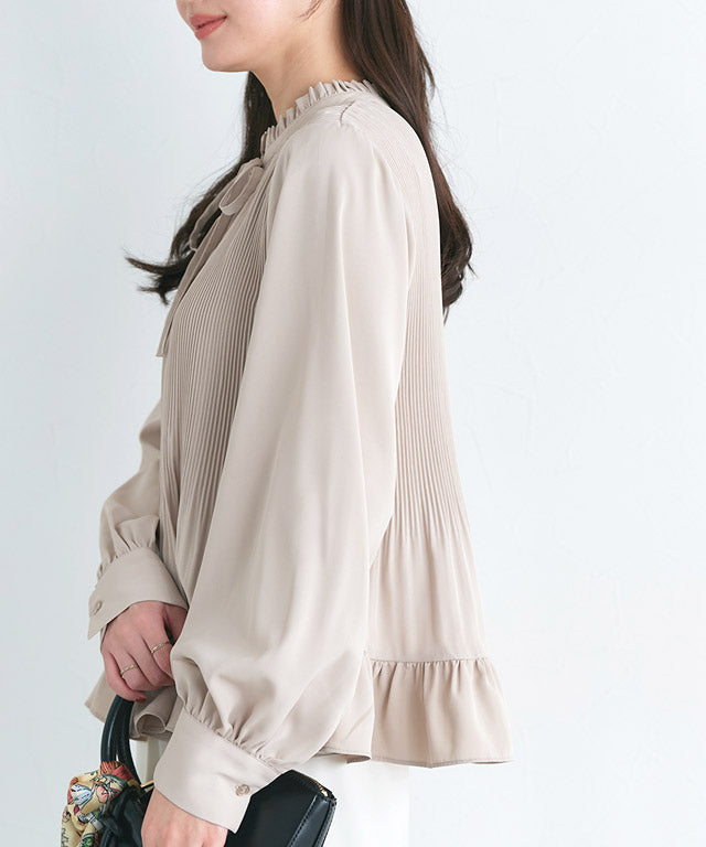 ピエロ Pierrot 消しプリーツフリルネックブラウス （グレージュ） グレージュ