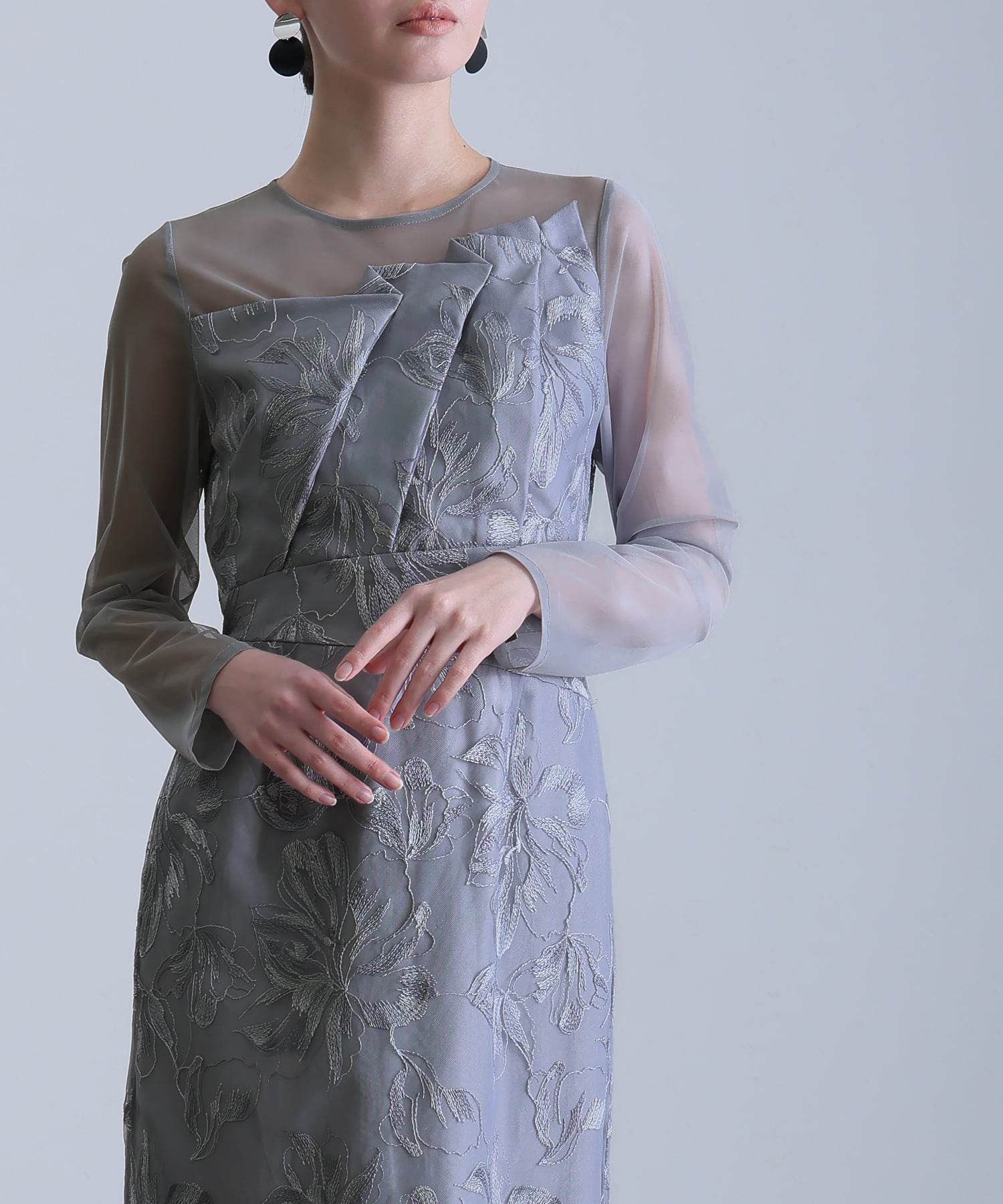 プールヴー PourVous フロントプリーツ フラワー刺繍 アシンメトリー パーティードレスお呼ばれミモレ丈&袖あり結婚式二次会フォーマルオケージョンドレス同窓会成人式 フォーマル ワンピース パーティードレス （グレー） グレー