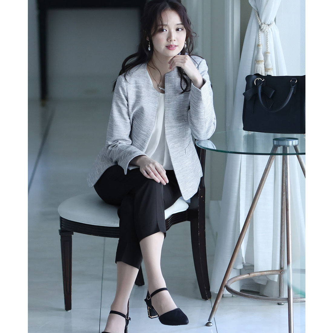 プールヴー PourVous ノーカラーパンツスーツ,ホワイト×ネイビー