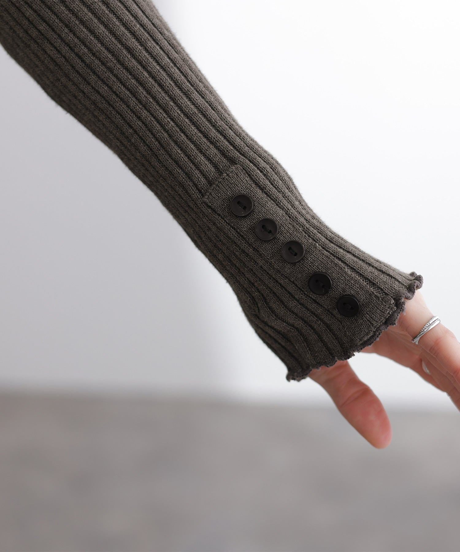 プールヴー PourVous メロウ襟タートルネックリブニット