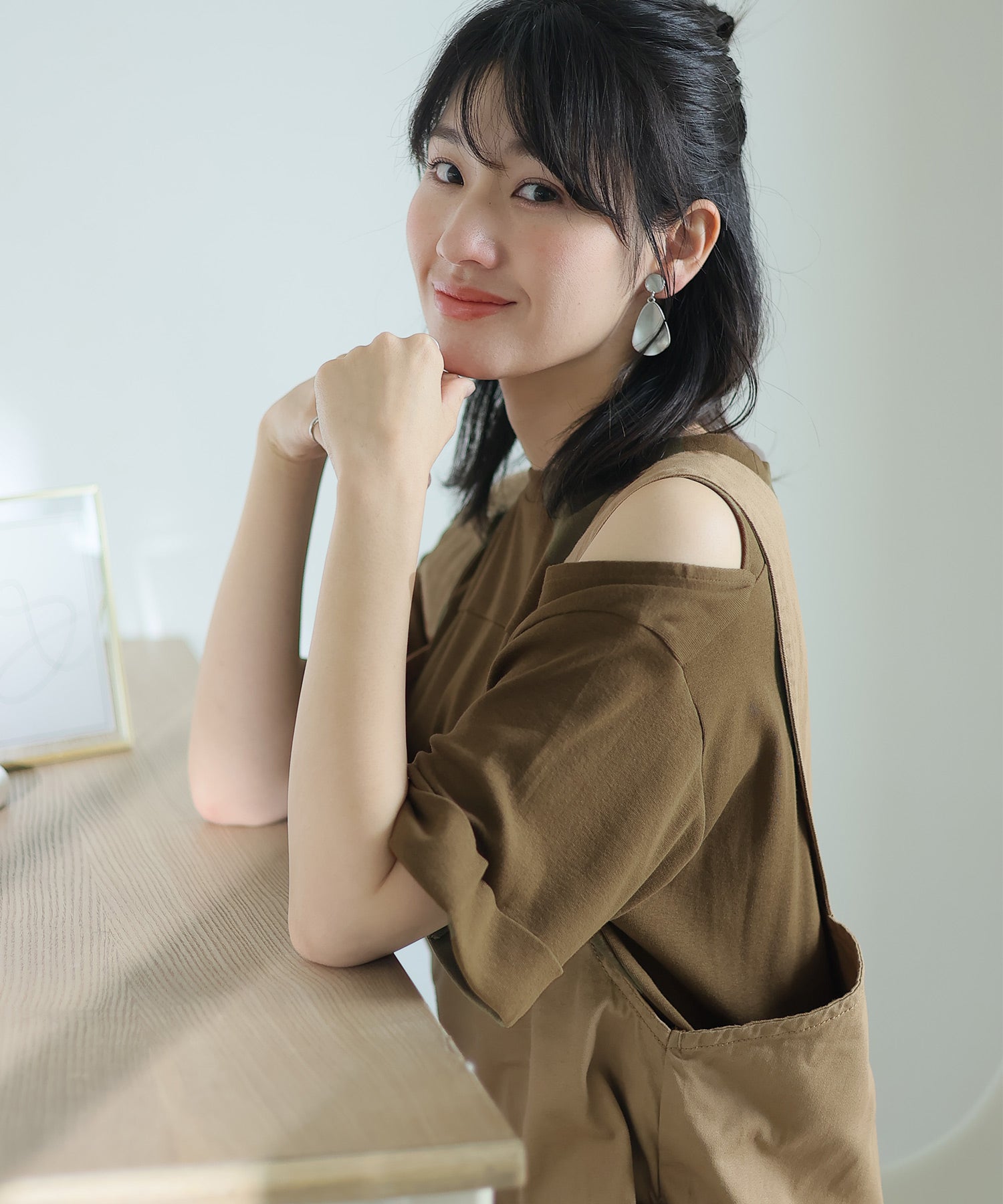 プールヴー PourVous ショルダーオープン半袖Tシャツ （カーキ） カーキ