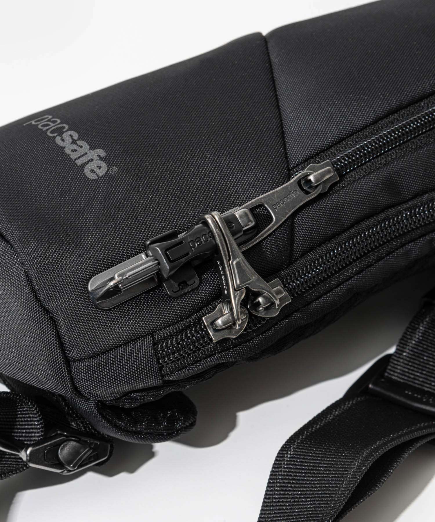 パックセーフ pacsafe 60161130 ボディバッグ Vibe 150 sling pack メンズ バック 盗難防止 クロスボディ （ブラック） ブラック