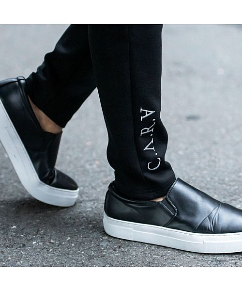 キャバリア CavariA C.V.R.A 別注ロゴ刺繍入りモックネックトレーナー×止水ジップパンツセットアップ 上下セット （GRY(グレー)） GRY(グレー)