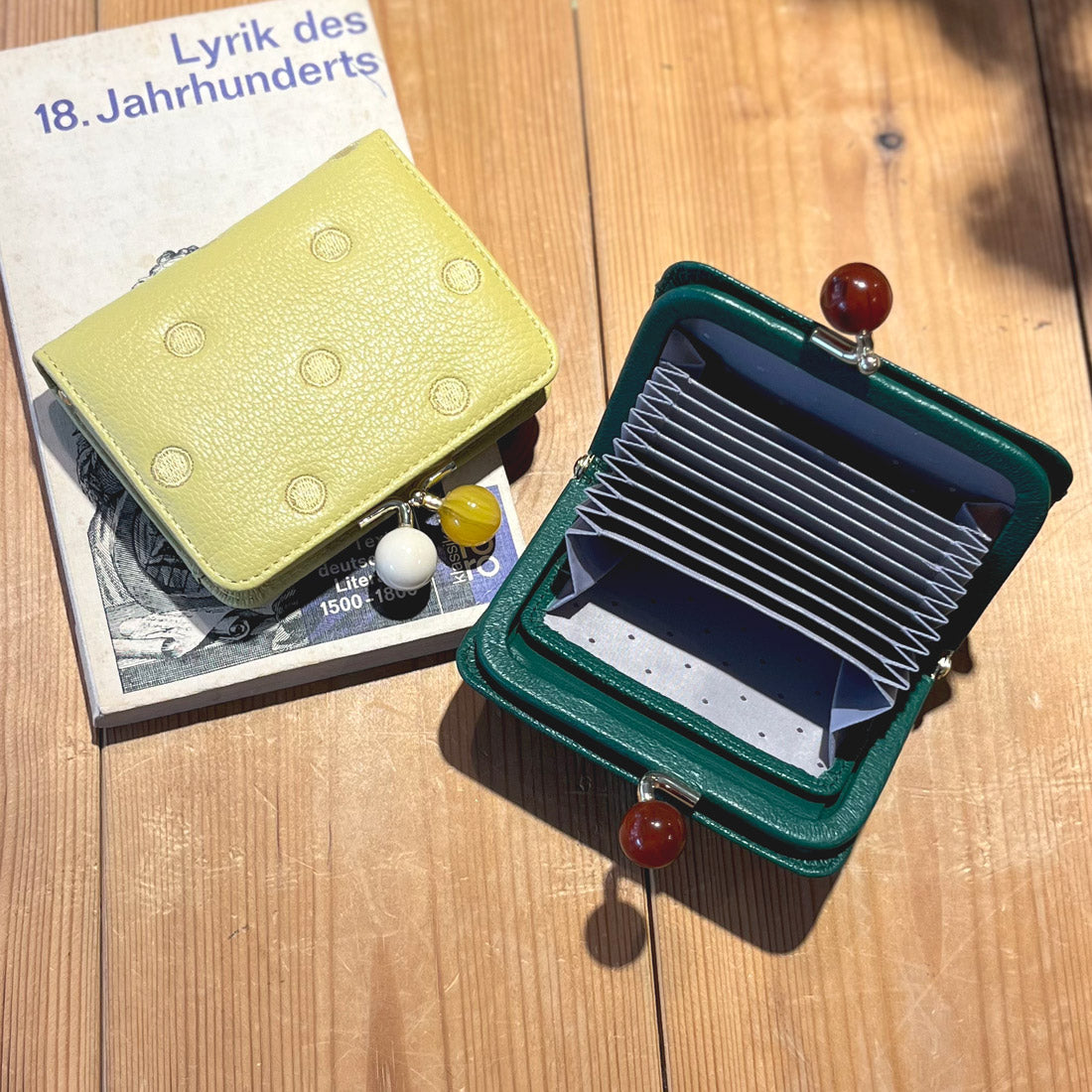＜ロングセラー＞ペルケ perche アクリル玉ドット刺繍・ジャバラカードウォレット