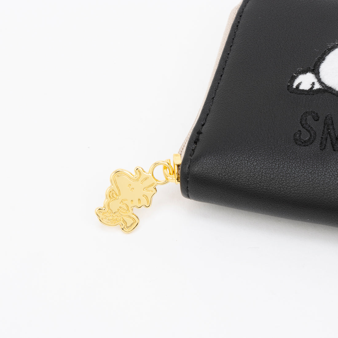 ピーナッツ PEANUTS スヌーピー ふわふわ刺繍 ラウンドファスナー 小銭入れ（ブラック） ブラック