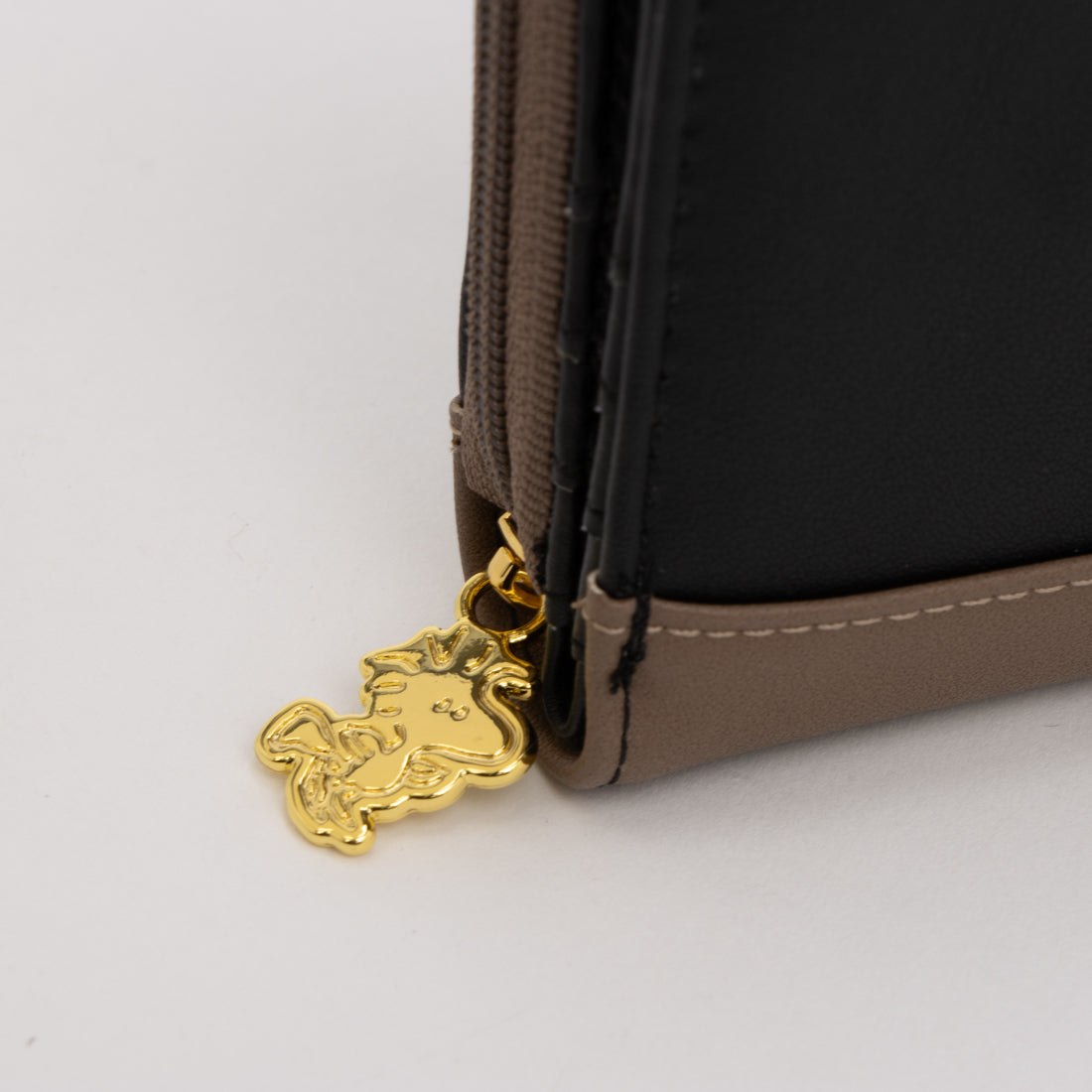 ピーナッツ PEANUTS 財布 レディース 2折り ラウンドファスナー 大容量 シンプル サガラ刺繍 もこもこ 可愛い キャラクター （ブラック） ブラック