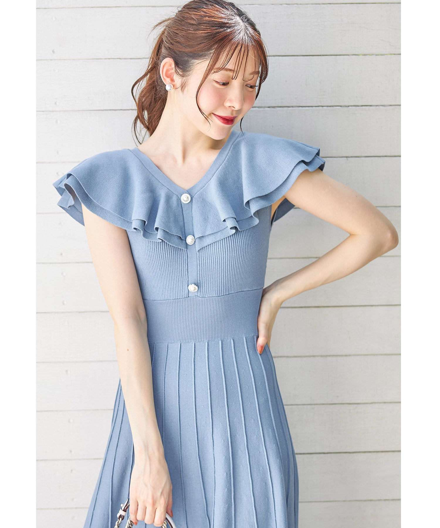 トッコクローゼット tocco closet パール飾り釦付きラッフルフリルリブニットワンピース （グレイッシュブルー） グレイッシュブルー