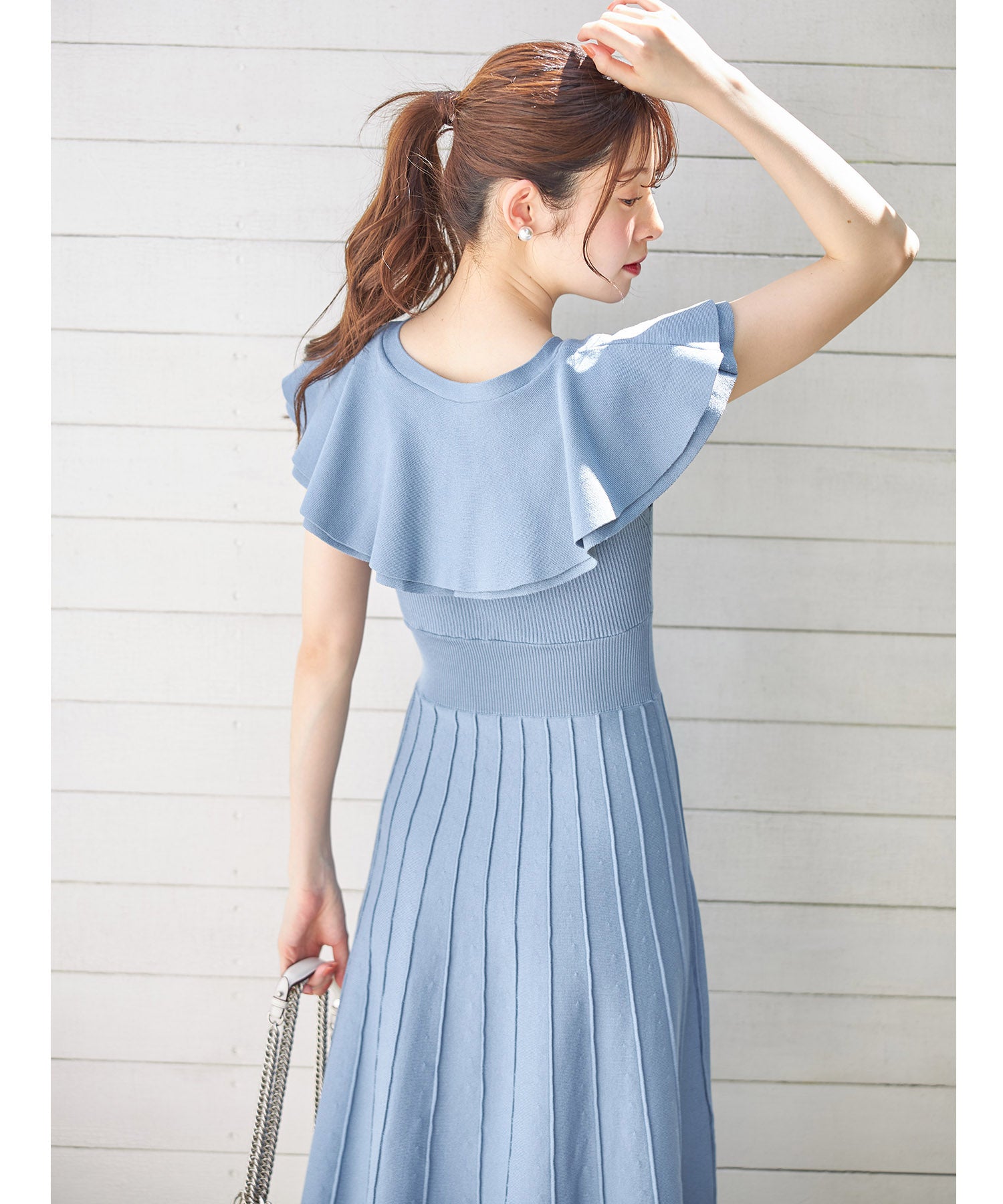 トッコクローゼット tocco closet パール飾り釦付きラッフルフリルリブニットワンピース （グレイッシュブルー） グレイッシュブルー