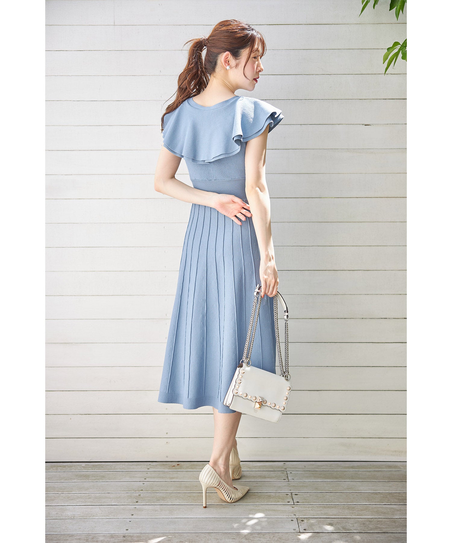 トッコクローゼット tocco closet パール飾り釦付きラッフルフリルリブニットワンピース （グレイッシュブルー） グレイッシュブルー
