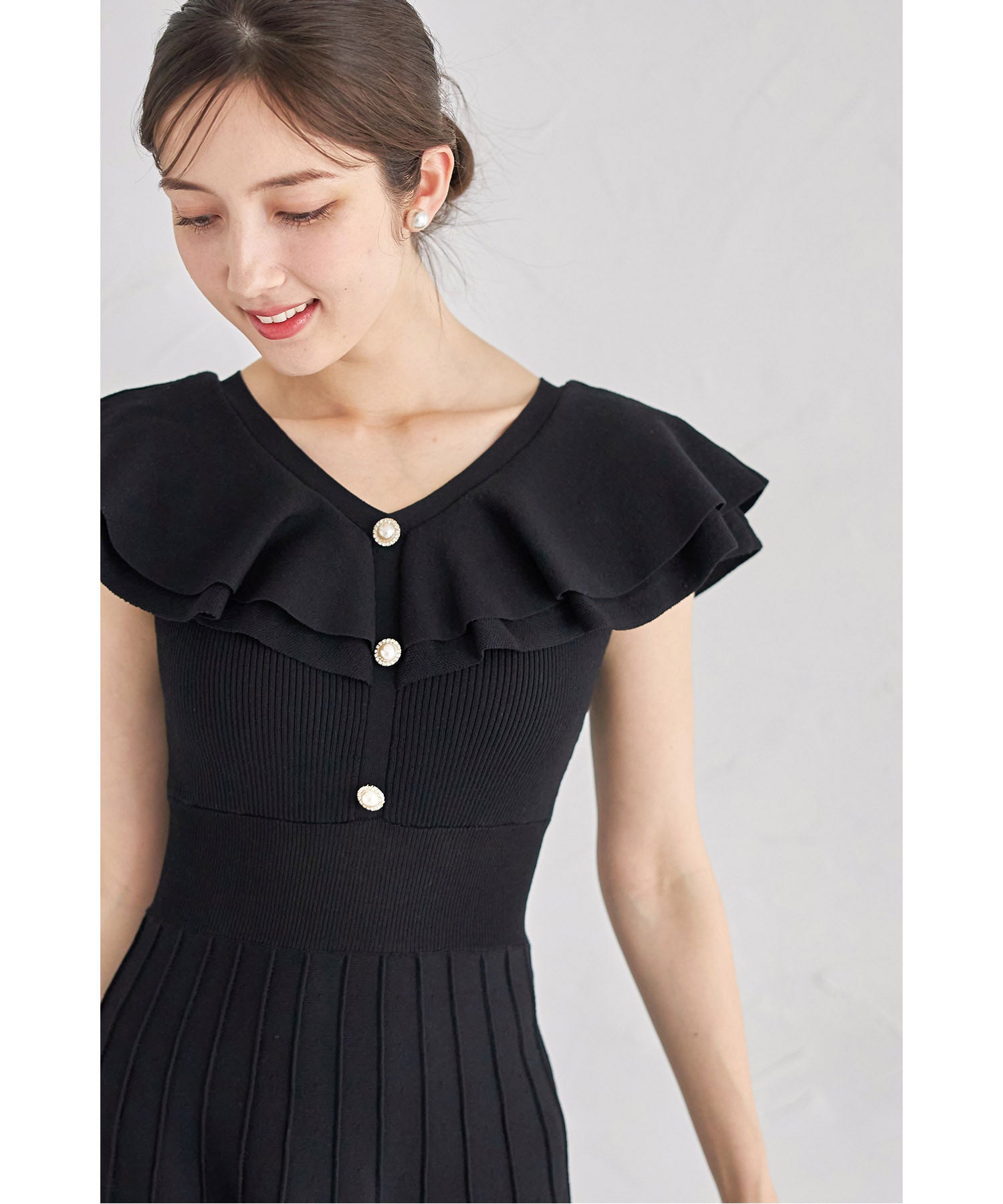 トッコクローゼット tocco closet パール飾り釦付きラッフルフリルリブニットワンピース （グレイッシュブルー） グレイッシュブルー