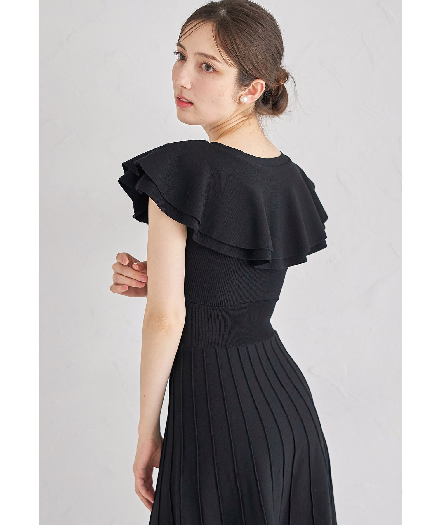 トッコクローゼット tocco closet パール飾り釦付きラッフルフリルリブニットワンピース （グレイッシュブルー） グレイッシュブルー