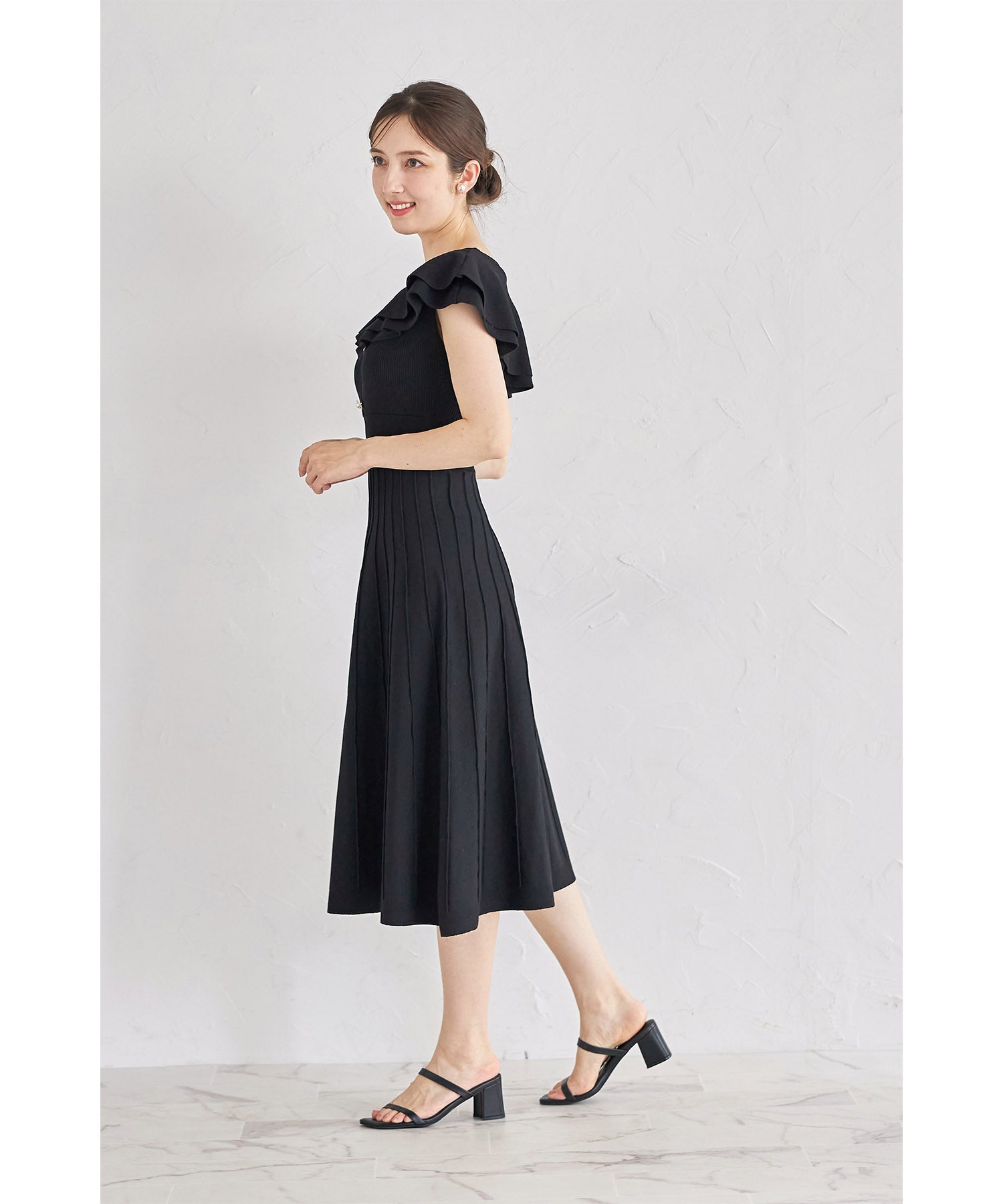トッコクローゼット tocco closet パール飾り釦付きラッフルフリルリブニットワンピース （グレイッシュブルー） グレイッシュブルー