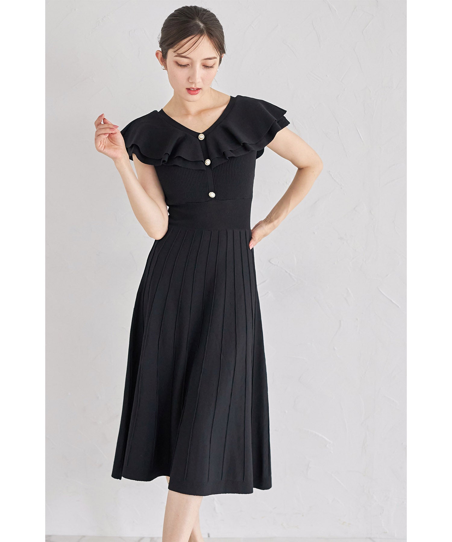 トッコクローゼット tocco closet パール飾り釦付きラッフルフリルリブニットワンピース （グレイッシュブルー） グレイッシュブルー