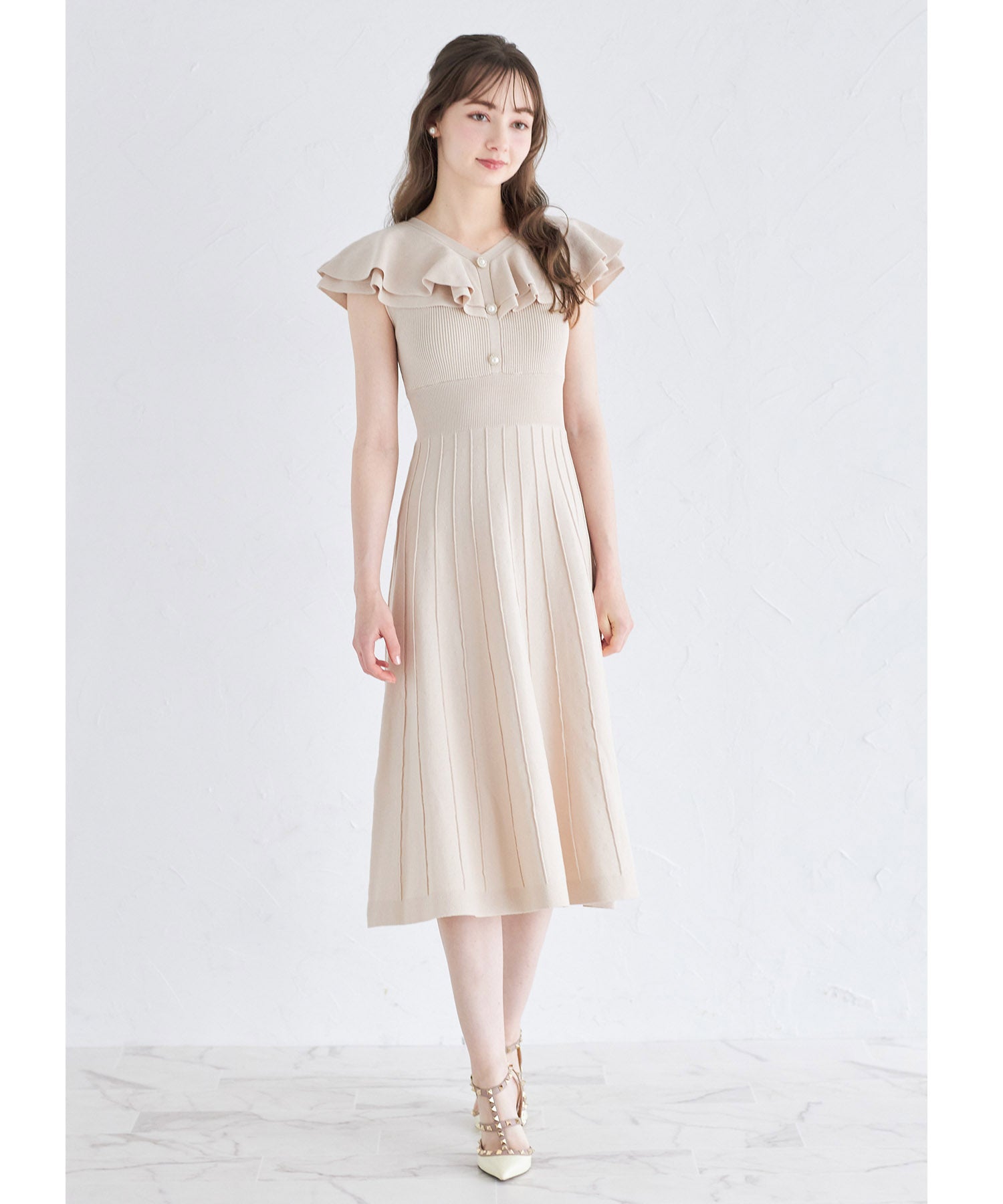 トッコクローゼット tocco closet パール飾り釦付きラッフルフリルリブニットワンピース （グレイッシュブルー） グレイッシュブルー