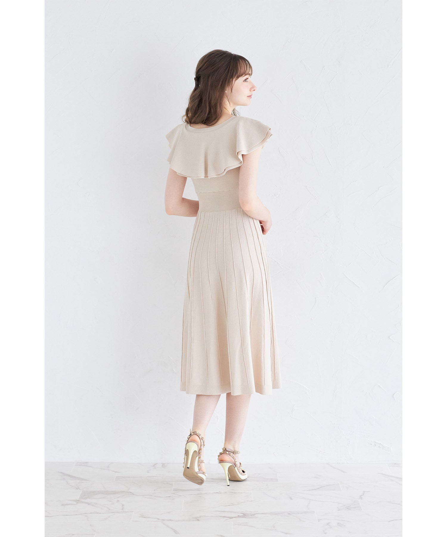 トッコクローゼット tocco closet パール飾り釦付きラッフルフリルリブニットワンピース （グレイッシュブルー） グレイッシュブルー