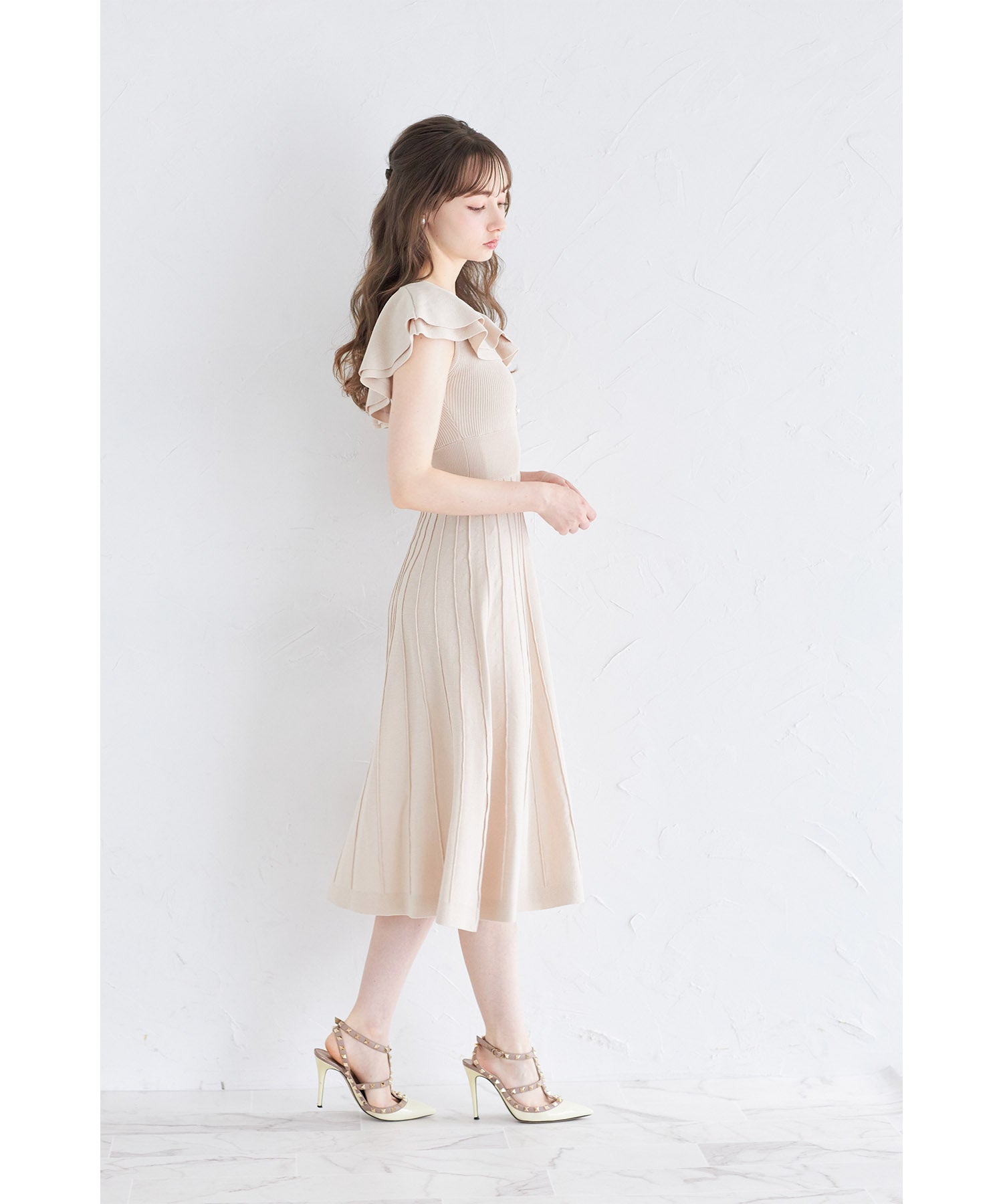 トッコクローゼット tocco closet パール飾り釦付きラッフルフリルリブニットワンピース （グレイッシュブルー） グレイッシュブルー