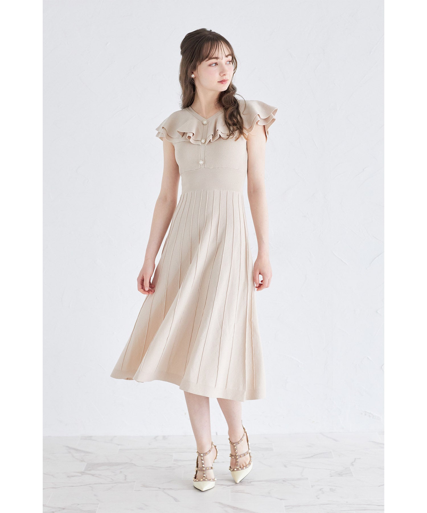 トッコクローゼット tocco closet パール飾り釦付きラッフルフリルリブニットワンピース （グレイッシュブルー） グレイッシュブルー