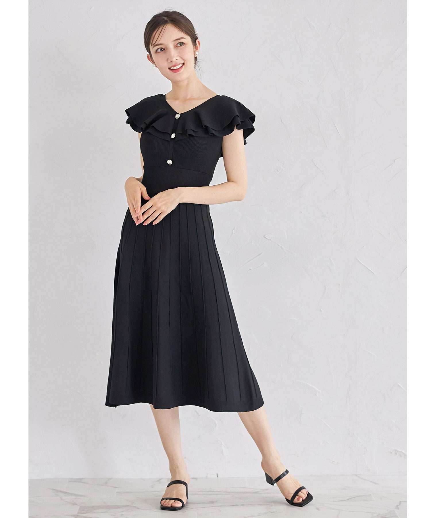 トッコクローゼット tocco closet パール飾り釦付きラッフルフリルリブニットワンピース （ブラック） ブラック