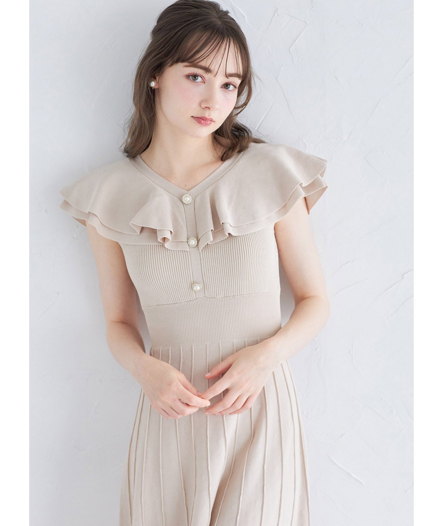 トッコクローゼット tocco closet パール飾り釦付きラッフルフリルリブニットワンピース （ベージュ） ベージュ