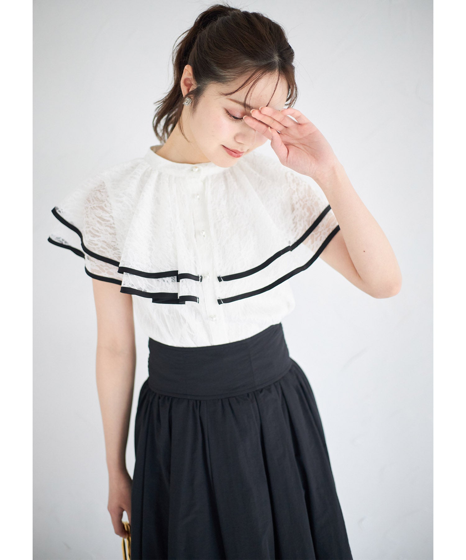 トッコクローゼット tocco closet パール釦バイカラーフリルケープレースブラウス （オフホワイト） オフホワイト