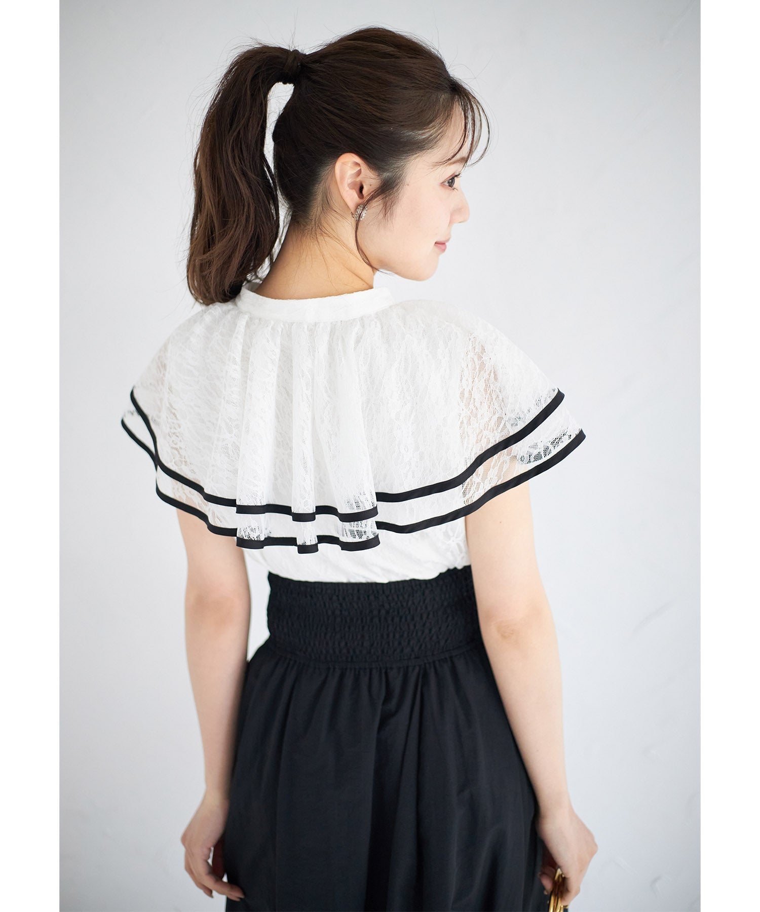 トッコクローゼット tocco closet パール釦バイカラーフリルケープレースブラウス （オフホワイト） オフホワイト