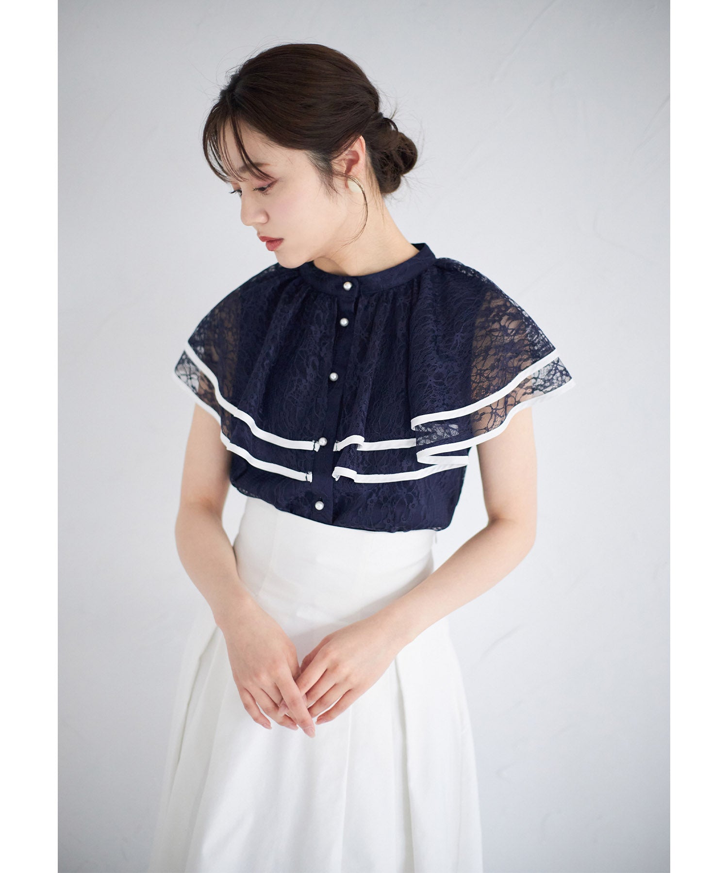 トッコクローゼット tocco closet パール釦バイカラーフリルケープレースブラウス （オフホワイト） オフホワイト