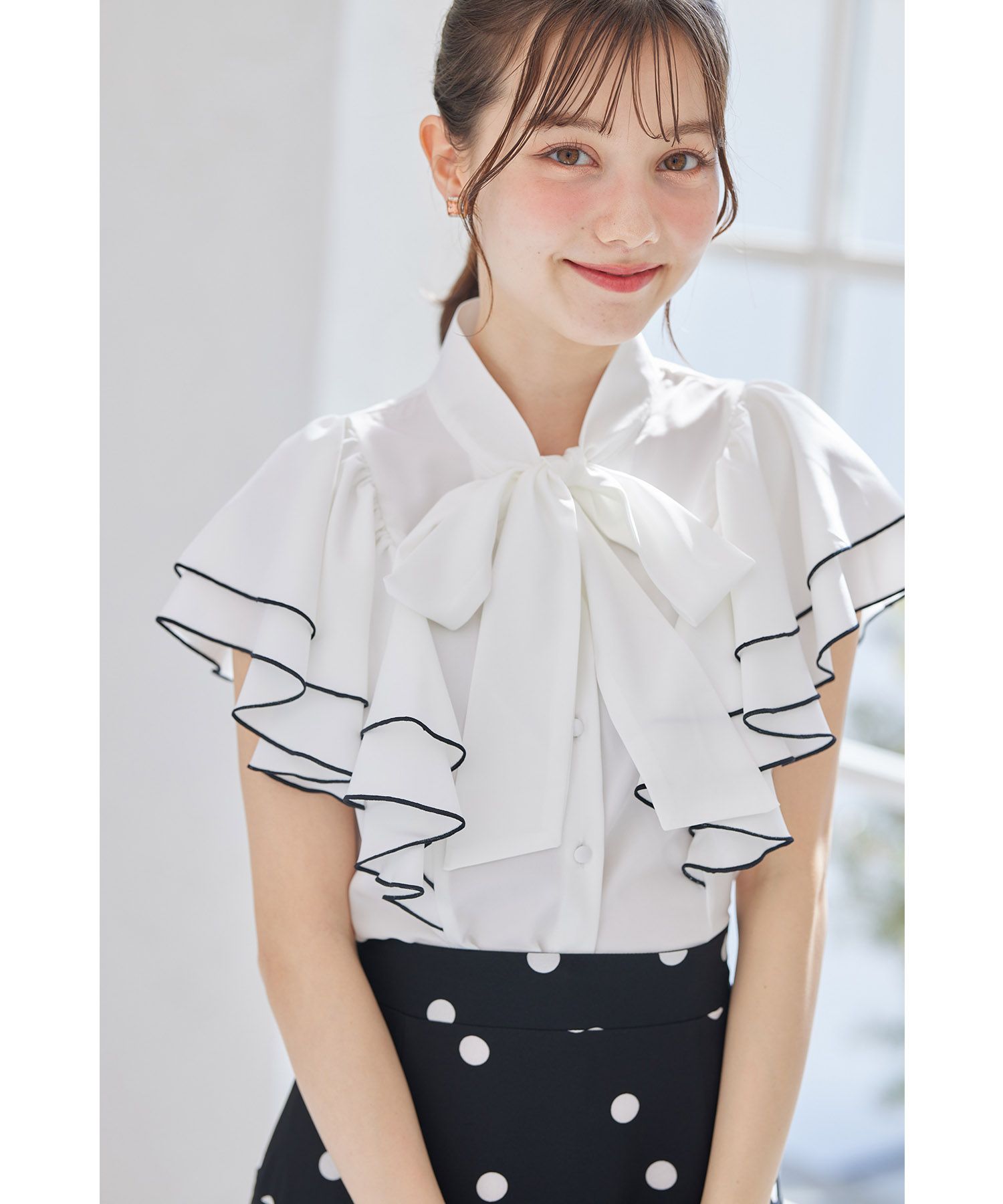 トッコクローゼット tocco closet ボウタイリボン付き配色メローラッフルスリーブブラウス （オフホワイト） オフホワイト