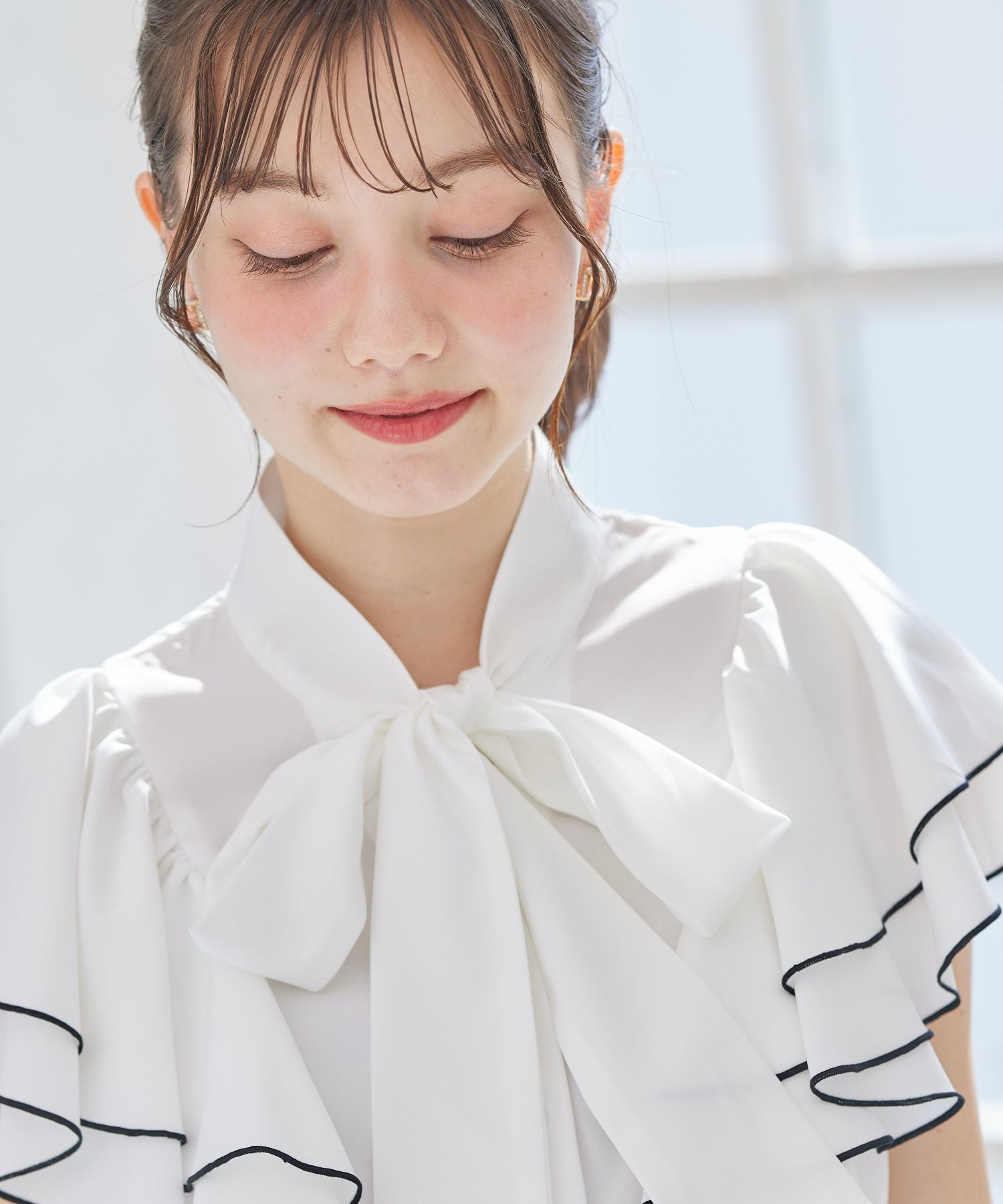 トッコクローゼット tocco closet ボウタイリボン付き配色メローラッフルスリーブブラウス （オフホワイト） オフホワイト