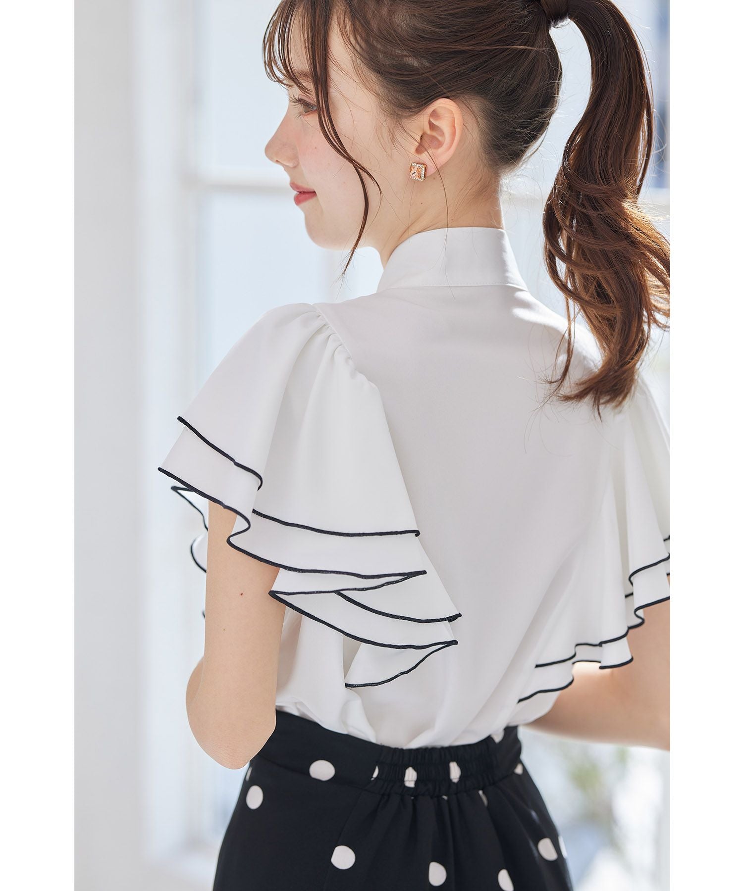 トッコクローゼット tocco closet ボウタイリボン付き配色メローラッフルスリーブブラウス （オフホワイト） オフホワイト
