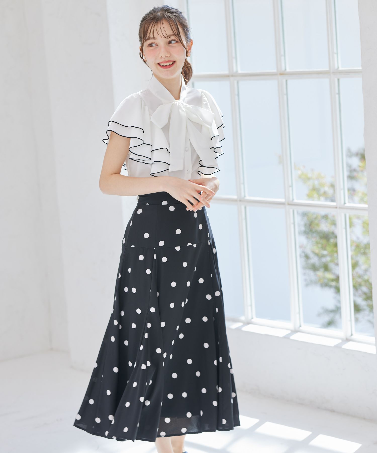 トッコクローゼット tocco closet ボウタイリボン付き配色メローラッフルスリーブブラウス （オフホワイト） オフホワイト
